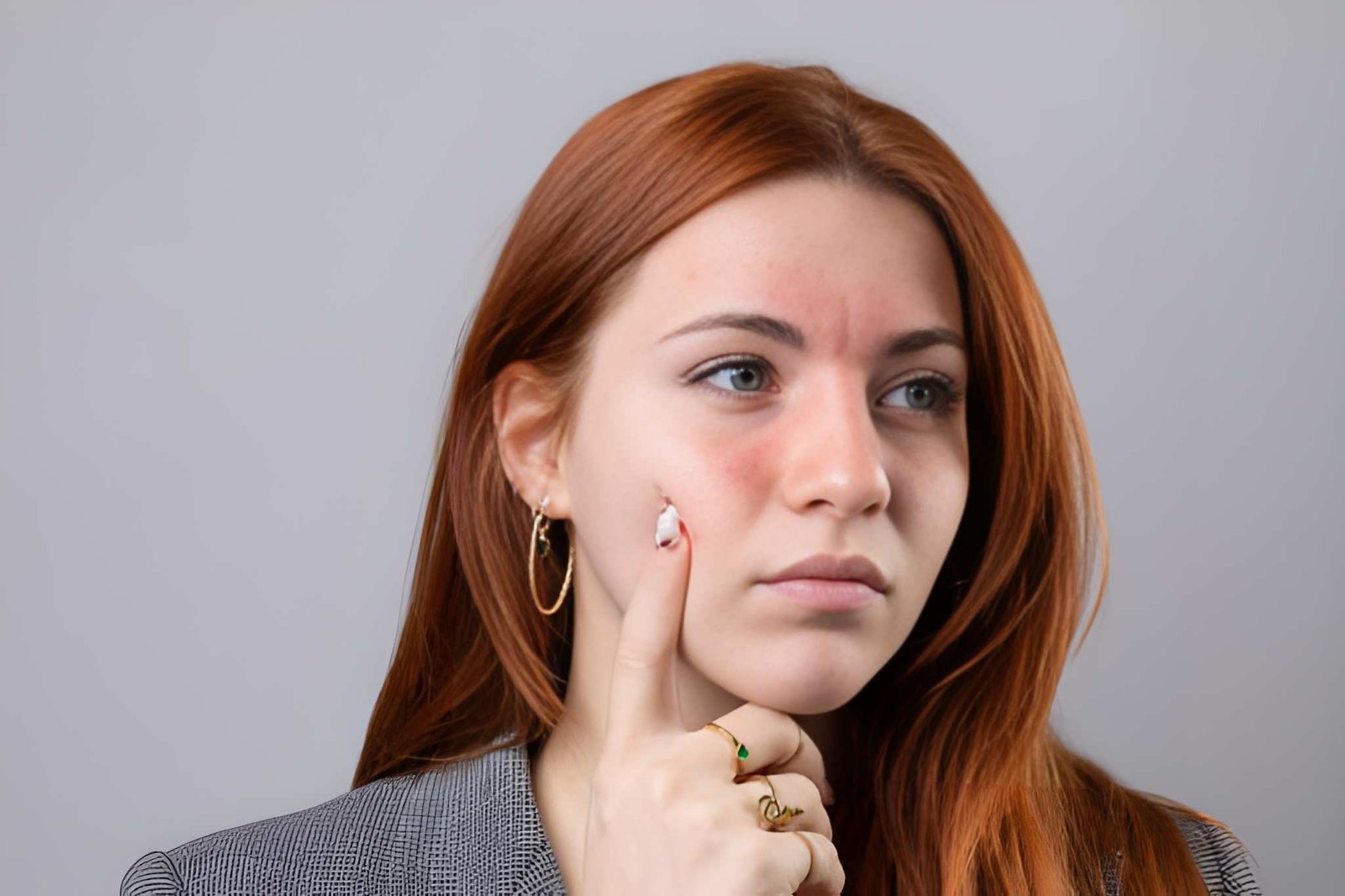 Symptoms of psoriasis including dry itchy and inflamed skin