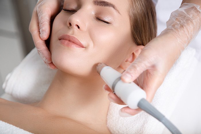 Dermatologist creating a personalised dark spot treatment plan at Skinfollix in Delhi