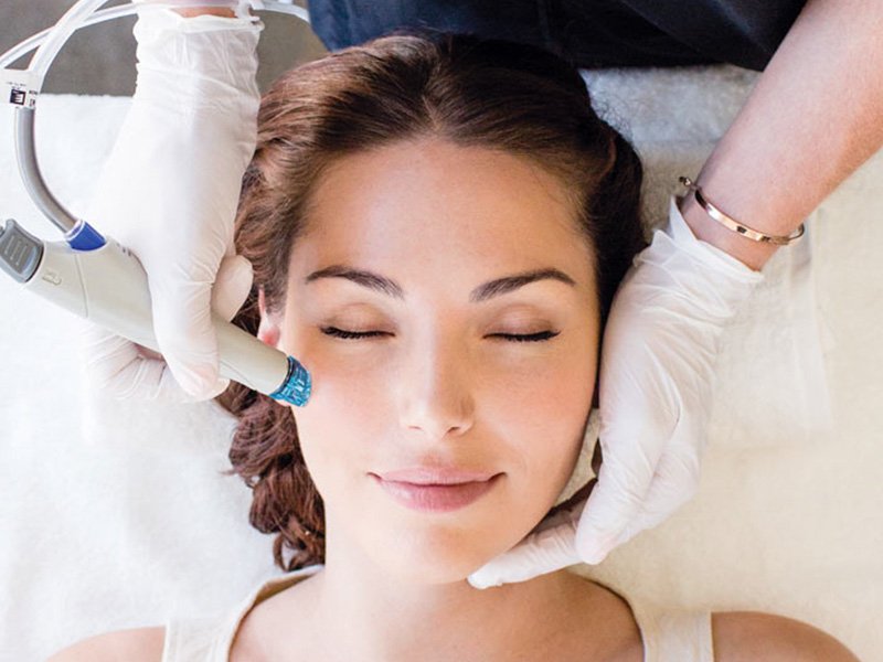 Dermatologist performing a dark spot treatment session at Skinfollix, skin clinic in Delhi